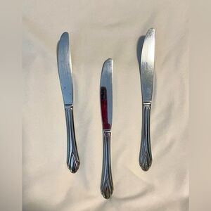 *EUC* (3) Hampton Silversmiths ROSE IMPRESSIONS Dinner Knives - Stainless Steel